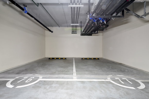 空车位在地下停车场图片下载