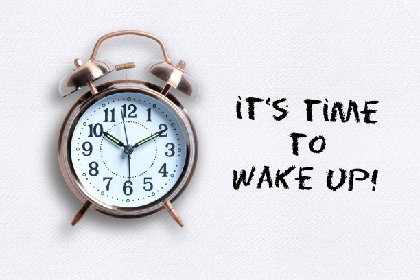 经典的铜色闹钟与铃声在一个醒的概念图片下载