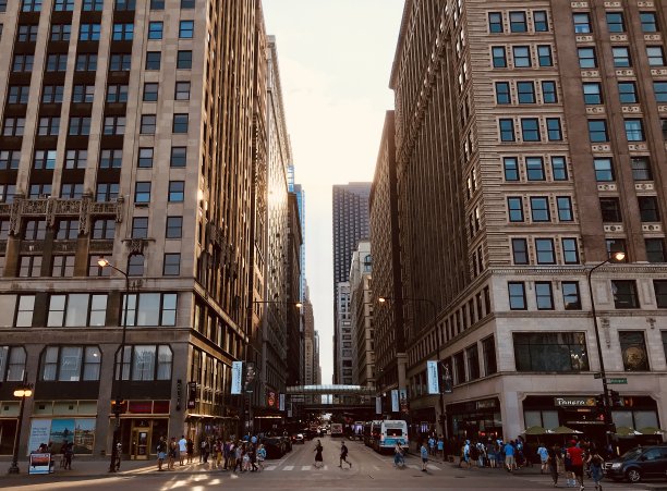 芝加哥的建筑在密歇根大道和麦迪逊图片下载