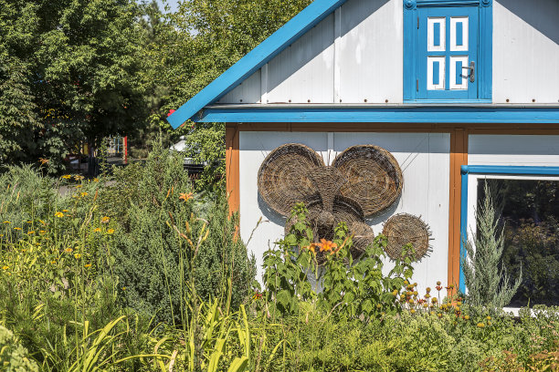 住宅侧翼的墙壁上装饰着柳条细部。图片下载