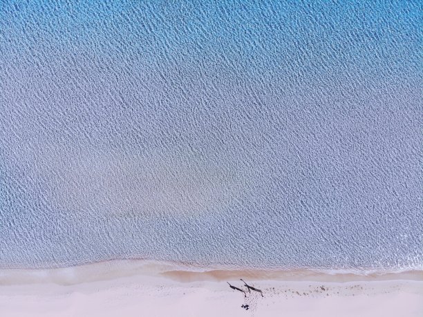 在海里游泳。夏日假期，与大自然融为一体的快乐时刻。从上面俯瞰，令人惊叹的景色。塞浦路斯北部的Girne。图片下载