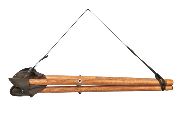 折叠木制狩猎凳三脚架孤立在白色背景。三条腿的椅子上露营。图片下载