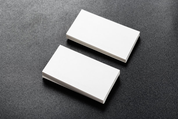 黑色背景下的名片模型。图片下载