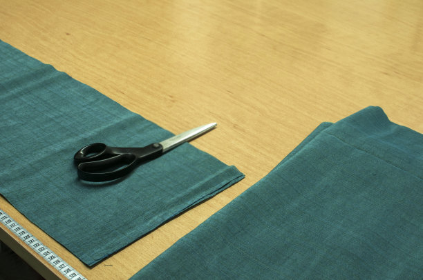 剪刀，厘米尺和布料图片下载