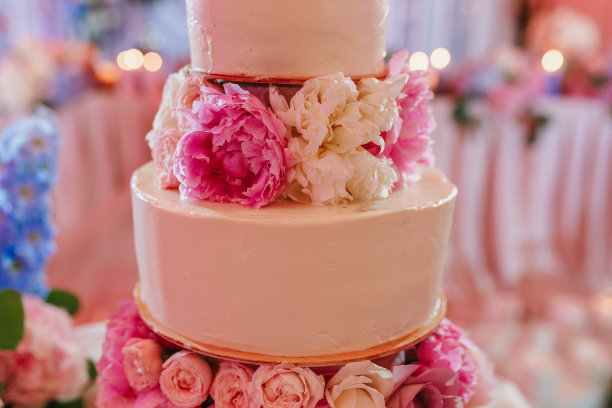 带玫瑰的婚礼蛋糕。细节特写照片图片下载