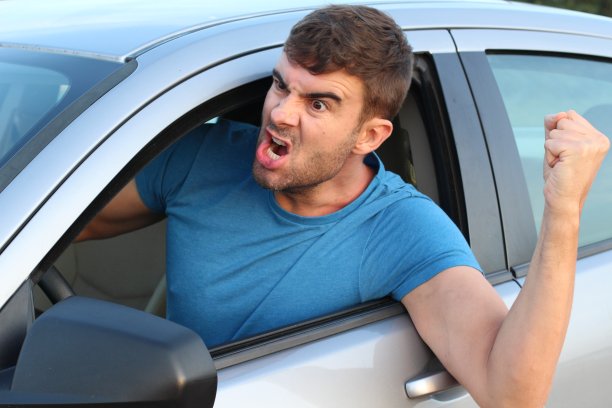 男司机在和别人吵架图片下载