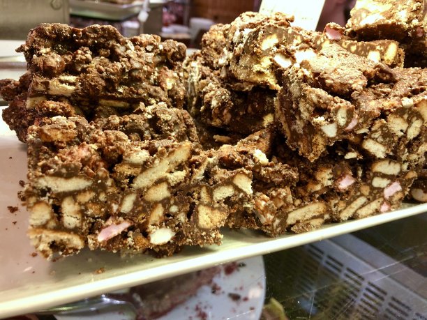 图片显示的是岩石路面烤片，巧克力蛋糕，粗碎的饼干和迷你棉花糖图片下载