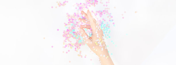 珍珠彩色纸屑点缀着女人的手图片下载