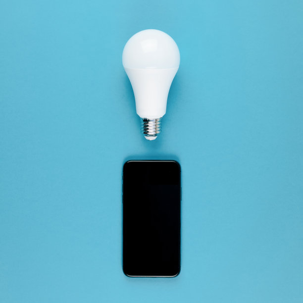 LED灯泡和现代智能手机模型图片下载