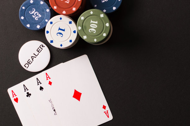 四人一组，在赌场，牌桌上玩，筹码很多。图片下载