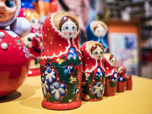 俄罗斯娃娃彩绘工艺纪念品商店图片下载