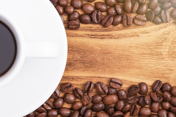 64、一杯咖啡，洒了一地的咖啡豆。布局。平的。咖啡豆。图片下载