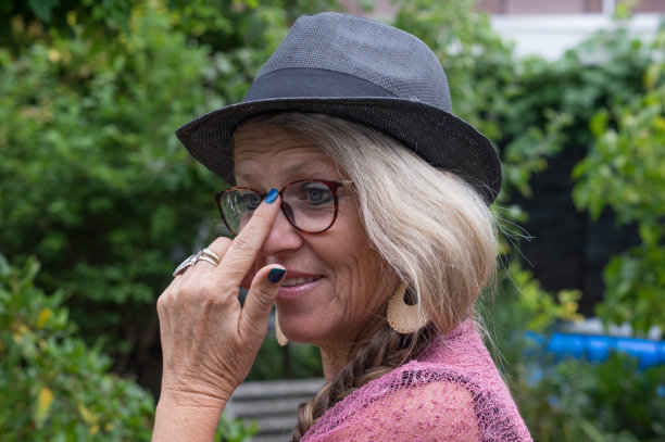 放松的女人图片下载