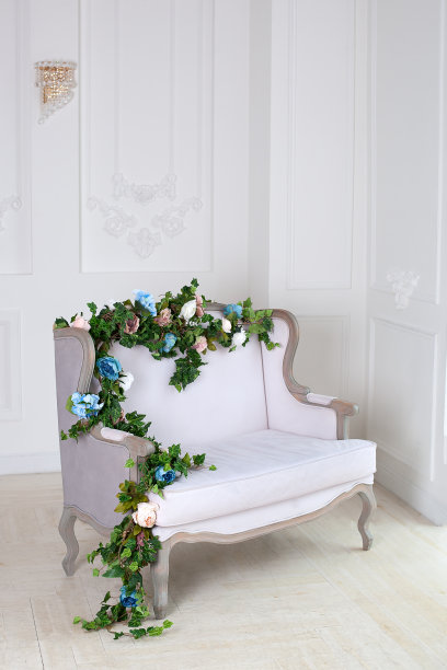 复古房间里的轻纺古典沙发。一个轻古典皇家内饰与柔软的沙发与织物装饰。典雅的皇家豪华内饰，白色的墙壁和灰色的沙发。放松图片下载