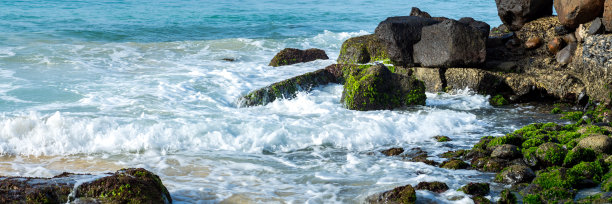 神奇的蓝色海洋和石头海岸图片下载