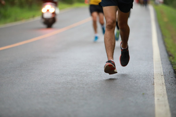 一群人跑马拉松赛跑图片下载