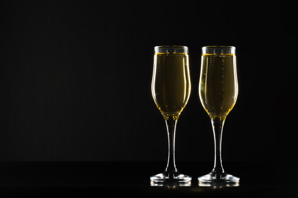 黑色背景下的一杯香槟图片下载