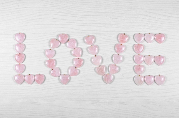 粉色石心组成的爱字图片下载