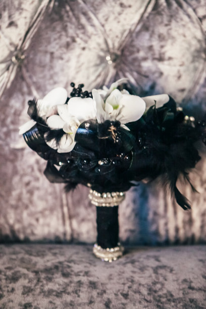 优雅的新娘花束以黑色的羽毛装饰，选择性的焦点图片下载