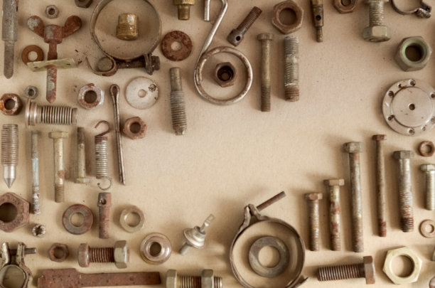 陈旧的螺栓和螺母。顶部视图与复制空间。图片下载