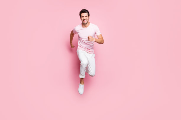 全身照片的欢快的人做运动孤立在粉红色的背景图片下载