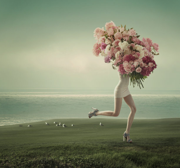 跑步的女人拿着一大束花图片下载