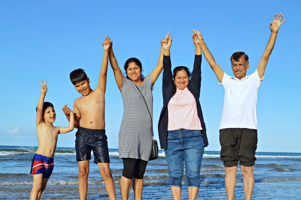 一个五口之家兴高采烈地站在沙滩上图片下载