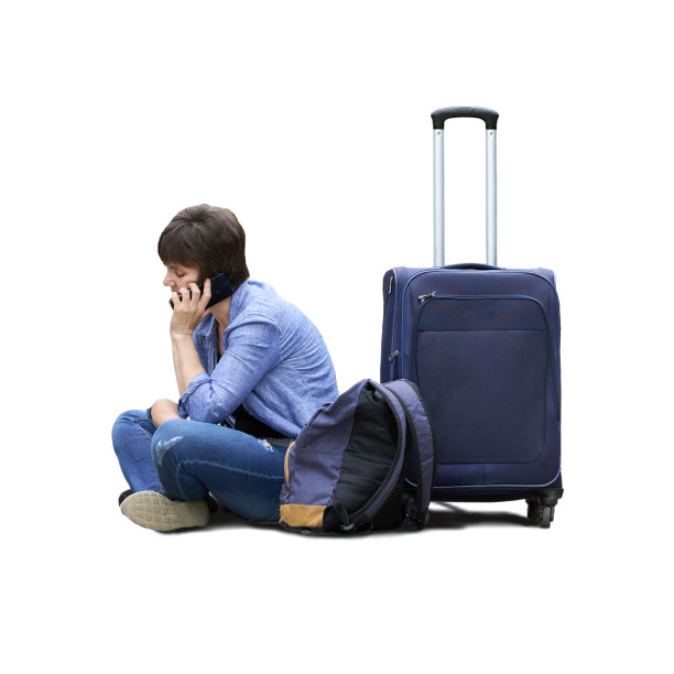 一个悲伤的女人拿着行李坐在地上打电话的孤立照片图片下载