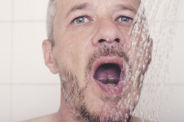 一个成年男子在他的家庭浴室洗澡的特写照片图片下载