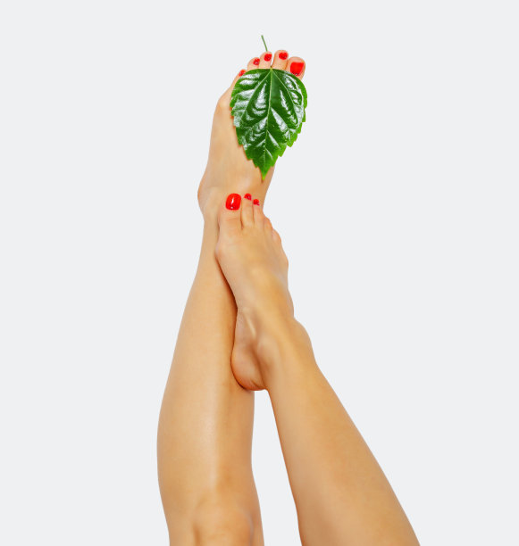 美丽，光滑的女性腿和脚。皮肤护理，水疗沙龙。孤立的白色背景与剪辑路径。图片下载