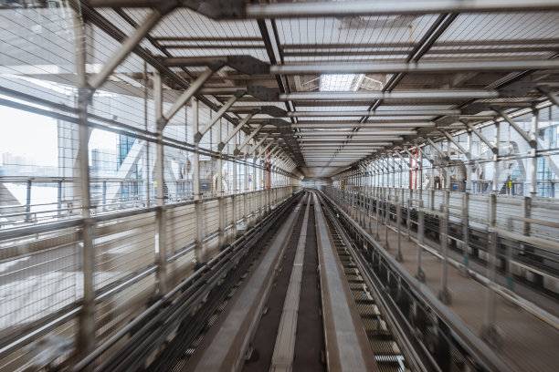 隧道的单轨道路从前窗口的一个移动的火车运行图片下载