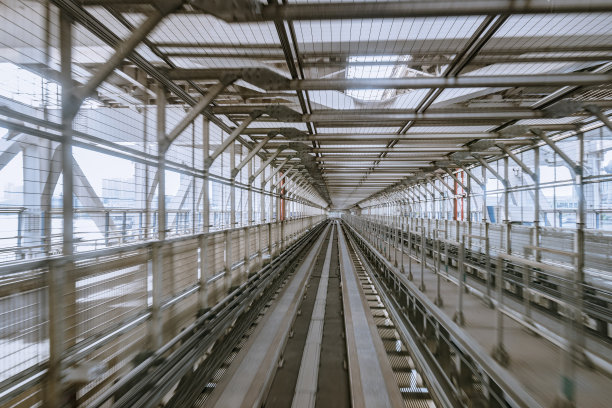 隧道的单轨道路从前窗口的一个移动的火车运行图片下载