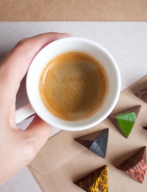 手里拿着一杯咖啡。图片下载