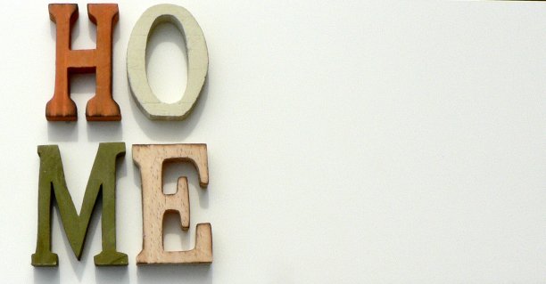 白色背景上的木字“家”。图片下载