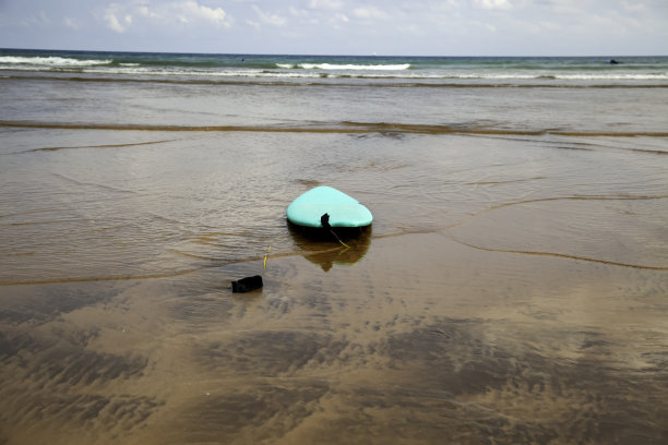 海滩上的冲浪板图片下载