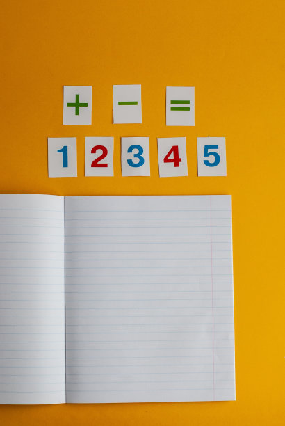笔记本，黄色背景上的数字。附件为研究。数学、几何、代数。图片下载