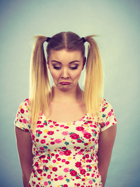 年轻女子被冒犯了，被激怒了图片下载