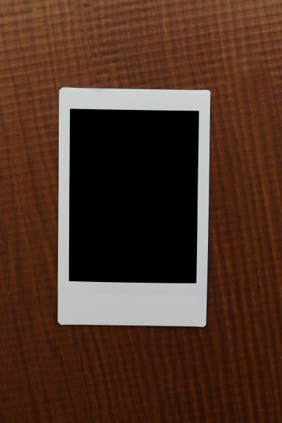 即时胶片在木制背景上图片下载