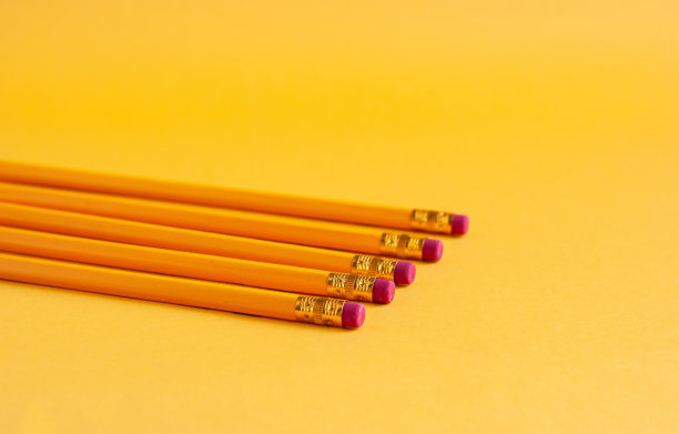 明亮的黄色铅笔用于学习，绘画，在黄色的背景上的爱好。图片下载