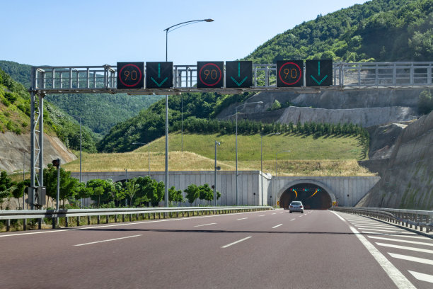 多车道公路汽车隧道入口图片下载
