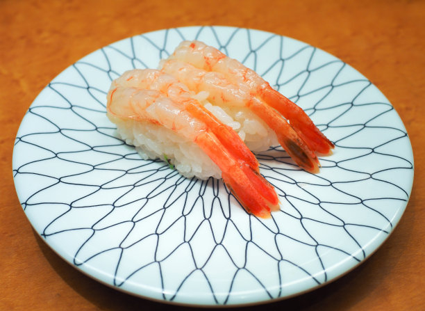 虾寿司(握寿司)在白色盘子图片下载