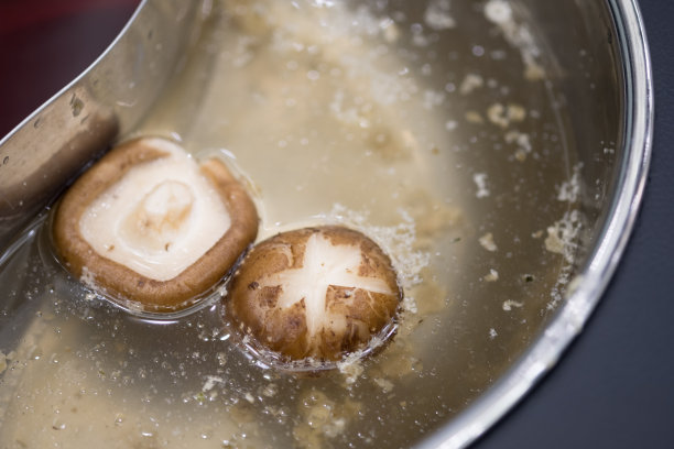 火锅自助餐中的双味火锅(蘑菇汤)图片下载