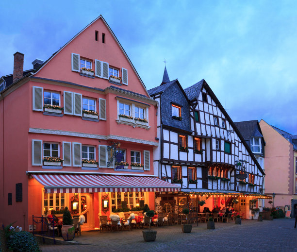 德国莱茵兰-普法尔茨伯恩卡斯特的老街。健美的形象图片下载