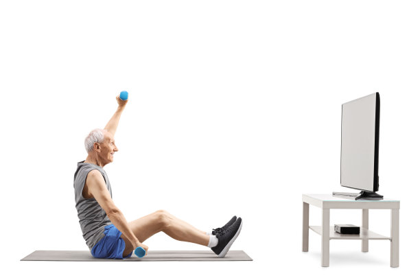 老人在家看电视，练哑铃图片下载