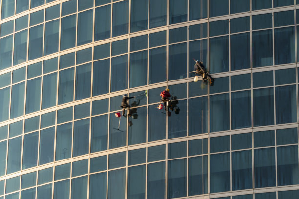摩天大楼上的窗户清洁工在工作，图片下载