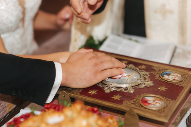 男人和女人的手在教堂的圣经上图片下载