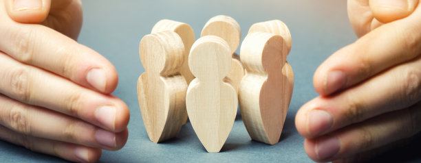 老板用保护的姿态为他的团队辩护。人寿保险。关爱客户，关爱员工。业务团队中的安全和安全。人力资源。一种责任。社会保障图片下载