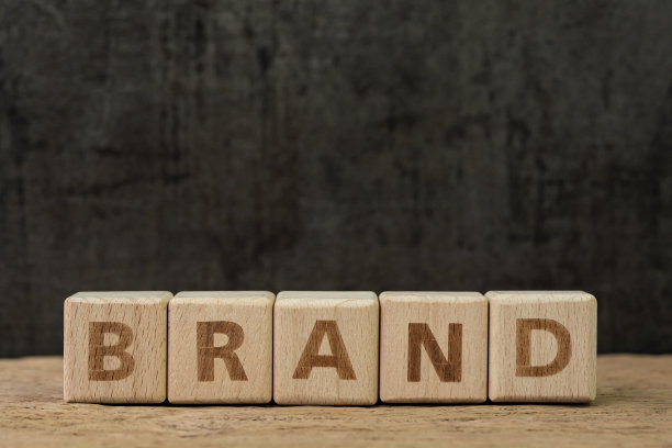 产品和服务广告的品牌传播，木桌上用字母搭建品牌字，黑色背景图片下载