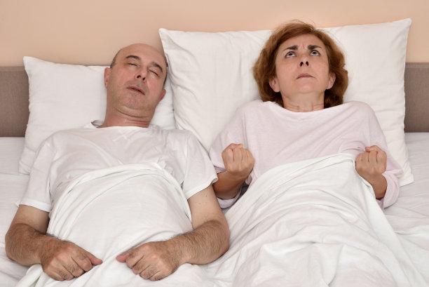 丈夫和他愤怒的妻子在床上图片下载