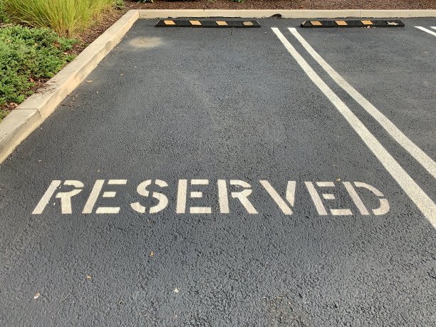 预留的停车位图片下载